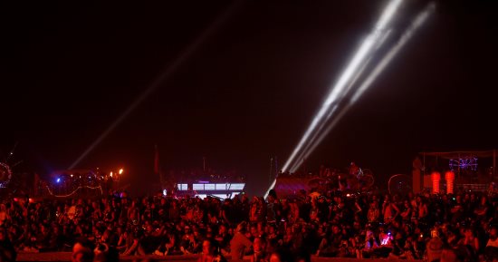 بالصور.. استمرار فعاليات مهرجان الرجل المحترق السنوى فى أمريكا
