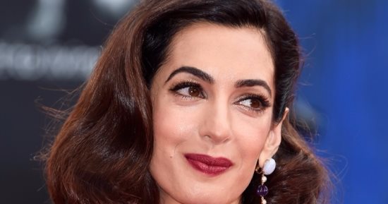 تعرف على دور الأزياء الصانعة لإطلالة أمل علم الدين بعرض Suburbicon فى فينسيا  