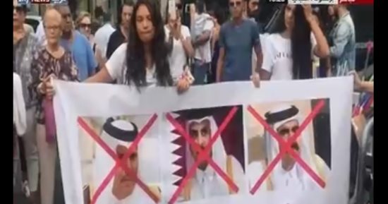 برشلونة تنتفض ضد الدوحة.. آلاف الأسبان يجوبون شوارع المدينة بهتافات ولافتات تهاجم "تنظيم الحمدين".. ويطالبون بمحاسبة المسئولين عن تمويل الإرهاب.. ويدعون لمحاكمة "النظام القطرى".. ويرفعون شعار "لست خائفا"