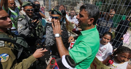 بالصور.. فلسطينيون يتظاهرون احتجاجا على إجراءات الإحتلال بحق المستوطنين
