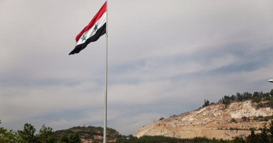 رسميا.. رفع العلم السورى على معبر القنيطرة بين سوريا والجولان 