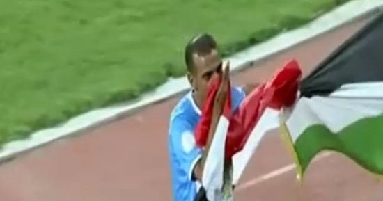 بالفيديو.. حسونة الشيخ يُقبل علم مصر فى مهرجان اعتزاله أمام الزمالك