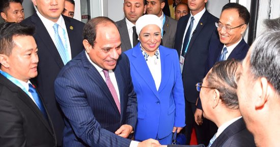 بالفيديو والصور.. استقبال الرئيس السيسى وقرينته فى العاصمة الصينية 
