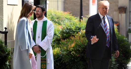 بالصور.. يوم صلاة وطنى بأمريكا تضامنا مع متضررى الإعصار هارفى بحضور ترامب