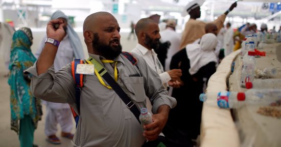في أول أيام التشريق.. الحجاج يرمون الجمرات الثلاث والبعثة المصرية تحول مخيمات منى إلى واحة رعاية.. ضيوف الرحمن يعيشون أجواء إيمانية من طواف الإفاضة إلى المبيت فى منى.. والبعثة الطبية تدفع بالعيادات المتنقلة 