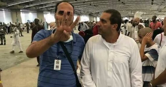 عن صورته مع إخوانى بالحج..عمرو خالد:"عقله سخيف وتصرفه صبيانى"