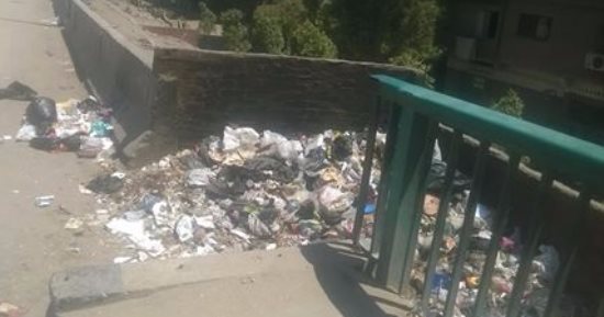 بالصور ..القمامة تحاصر سلم دائرى مدينة النجوم فى بولاق الدكرور