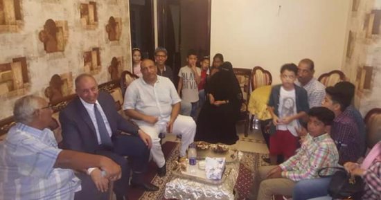بالصور.. محافظ البحر الأحمر يقبل دعوة مواطن بالغردقة ويزوره فى بيته