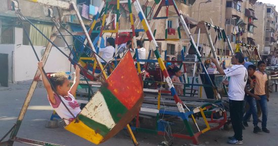 بالفيديو والصور.. أطفال الأقصر يودعون العيد بركوب المراجيح وشراء الألعاب 