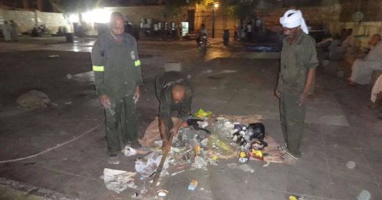 بالصور.. عمال النظافة بالأقصر ينطلقون فى تنظيف الشوارع بعد احتفالات العيد