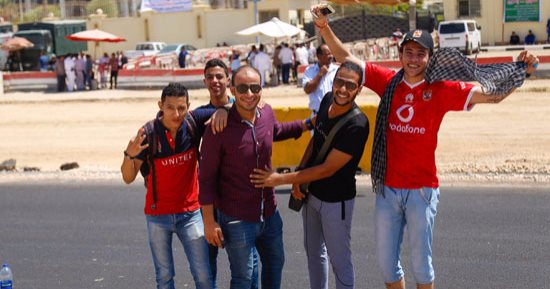 بالصور.. أجواء احتفالية بمحيط برج العرب قبل مباراة مصر وأوغندا