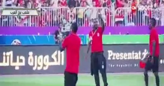 بالفيديو.. المنتخب الأوغندى يلتقط  "سيلفى" مع الجماهير بمدرجات برج العرب