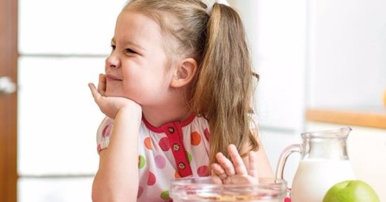 6 سلوكيات خاطئة تجعل طفلك يرفض تناول الطعام