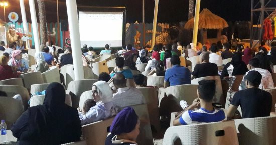 بالصور.. البورسعيدية يتابعون مباراة مصر وأوغندا على الشاطئ