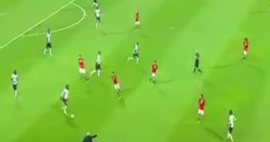 بالفيديو.. تريزيجيه يرفض هدية "كوكا" أمام أوغندا