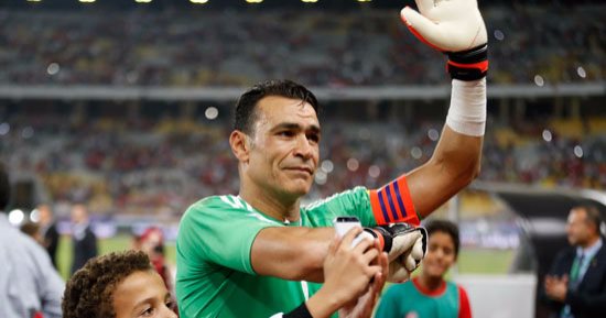 الحضرى: لاعبو المنتخب مستاءون من الهجوم على كوبر