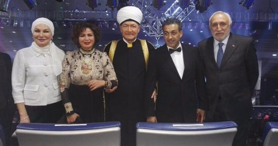 بالصور .. إلهام شاهين على مائدة رئيس دولة تتارستان