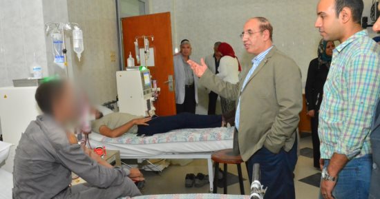 رئيس جامعة أسيوط يزور المرضى بمستشفى الطلبة ويتابع أعمال التطوير 
