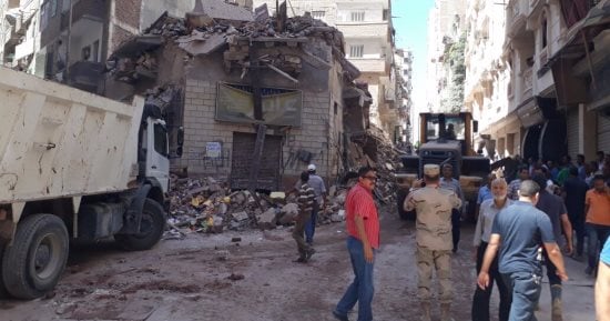 سكان عقار الإسكندرية المنهار: "مالك المنزل هددنا بهدمه فوق رؤوسنا"