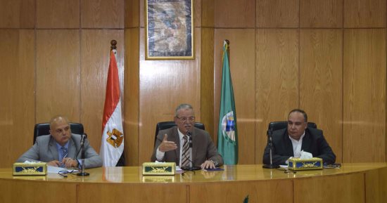 محافظ المنيا يناقش عدد من طلبات المواطنين لإنهاء إجراءات تقنين أراضى أملاك الدولة