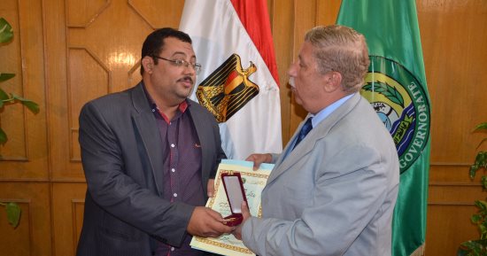محافظ الإسماعيلية يكرم طبيبين لتميزهما فى أداء عملهما