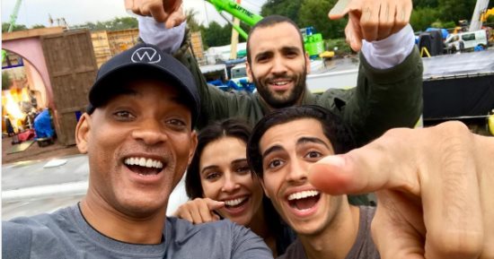 ديزنى تنشر صورة المصرى مينا مسعود بطل فيلم "علاء الدين" بصحبة ويل سميث
