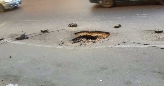 هبوط أرضى بوسط مدينة إدكو نتيجة كسر ماسورة الصرف العمومى 