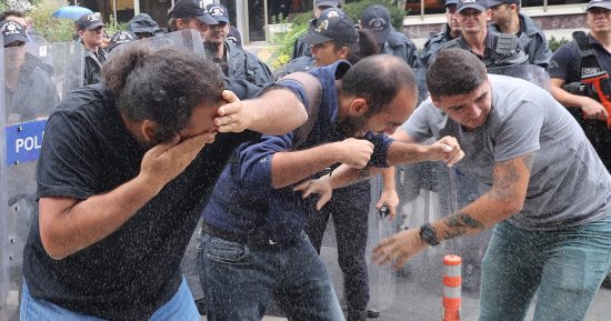 بالفيديو.. اشتباكات فى "خيرونا" بكتالونيا بين قوات مكافحة الشغب والمواطنين