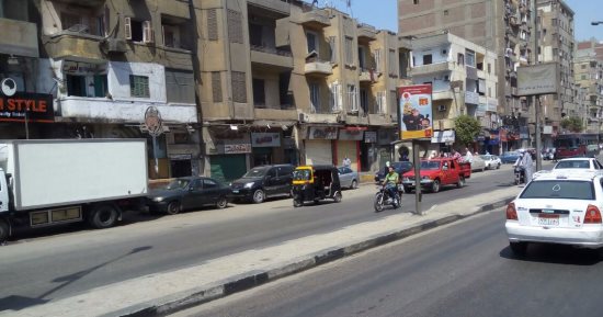 الـ"توك توك" يتحدى القوانين ويسير بحرية فى شارع شبرا وسط غياب المرور
