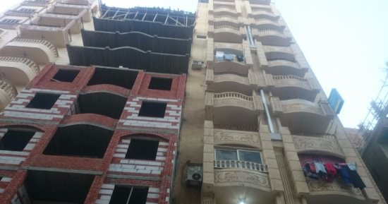 إيقاف الأعمال بالبرج المجاور للبرج المائل وإقرار إزالة للطوابق المخالفة