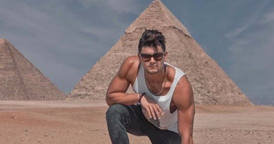 بالصور.. شاهد أحدث فوتوسيشن لملك جمال العالم بالأهرامات لدعم السياحة