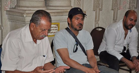 بالصور.. وصول جثمان والد باسم سمرة لمسجد "الصباح"