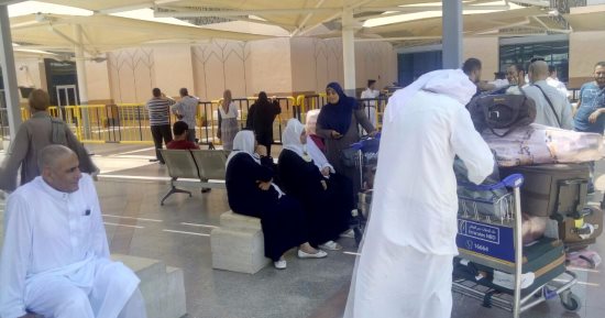 بالصور.. استقبال حافل للحجاج العائدين فى مطار القاهرة