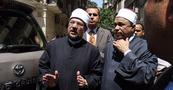 بالصور.. وزير الأوقاف لموزعى لحوم الأضاحى: المستحق يأخذ معززا مكرما