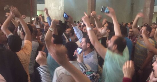 مئات المستفيدين من حكم القضاء الإدارى بالنيابة الإدارية يهتفون: تحيا مصر