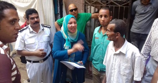 حى غرب الإسكندرية يخلى عقارا من السكان لخطورته