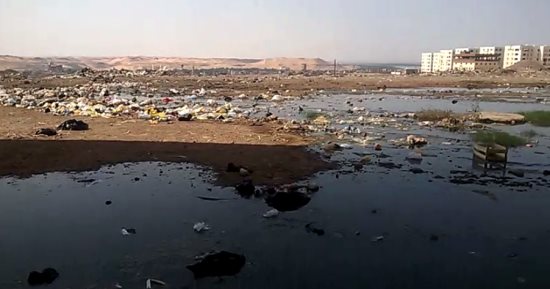 مياه المجارى تهدد أهالى "المطافئ" بأسوان..وقارئة: "عاوزين نعيش فى مكان نضيف"