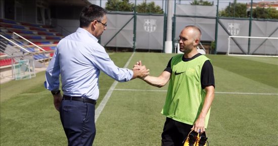تعرف على تفاصيل اجتماع إنييستا مع رئيس برشلونة