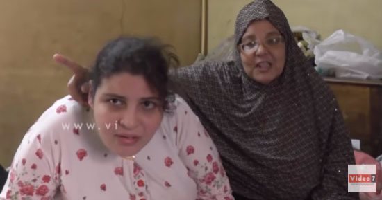 بالفيديو ..والدة "سارة" تخشى عليها من شباب الحى ..وتستغيث بالرئيس