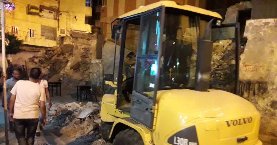 بالصور .. انهيار سور عقار خال من السكان بحى الجمرك فى الإسكندرية