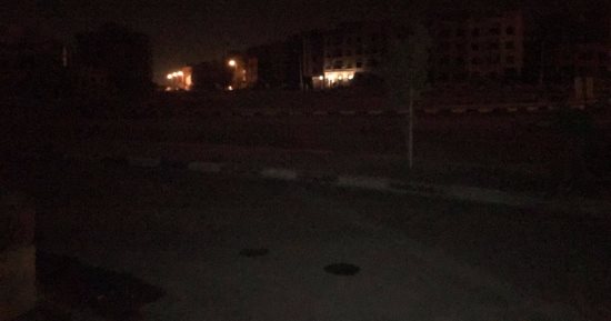 الظلام يخيم على مجاورات مدينة الشروق.. وقارئ يطالب بصيانة كشافات الأعمدة