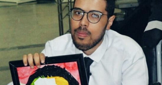الموهبة تغلب الإعاقة.. "عبدالرحمن": "أنمى موهبتى بالتدريب المكثف على الرسم"