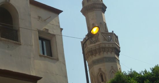 أعمدة كهرباء مضاءة "عز الضهر" فى شارع سبيل الخازندار بالعباسية