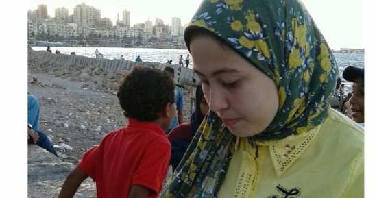 مريم تشارك "صحافة المواطن" بلوحات فنية من الشطة والزيت والقهوة والعسل
