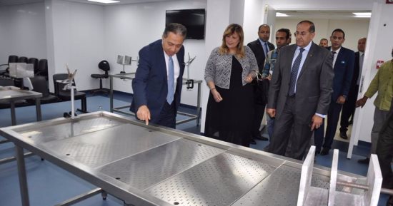 وزير الصحة يبحث مع محافظ سوهاج تطوير المنظومة الصحية وقانون التأمين الصحى