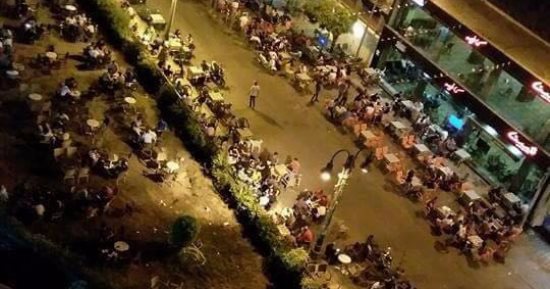 "مقاهى بدون تراخيص وإشغالات طرق" .. مخالفات بالجملة تحاصر شارع الخمسين بزهراء المعادى   