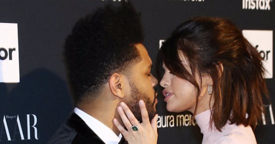 بالصور.. سيلينا جوميز وthe weeknd يسرقان الأضواء بحفل Harper’s Bazaar