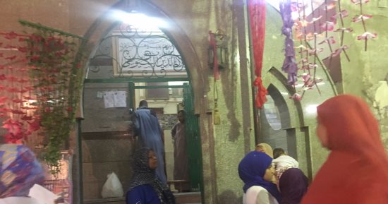 بالصور .. فى مولد جلال الدين السيوطى.. مجاذيب ومحبين على عتبته