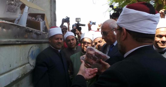 بالصور .. وزير الأوقاف يشهد توزيع 60 طنا من مشروع صكوك الأضاحى بأسوان
