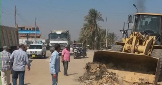 بالصور .. بدء أعمال رصف طريق 242 بمطاى بالمنيا